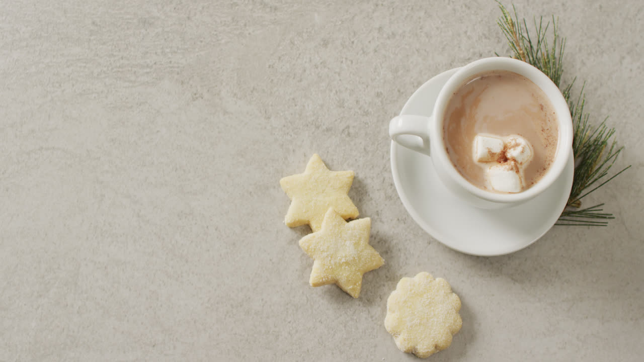 видео чашки горячего шоколада с зефиром и печеньем на сером фоне