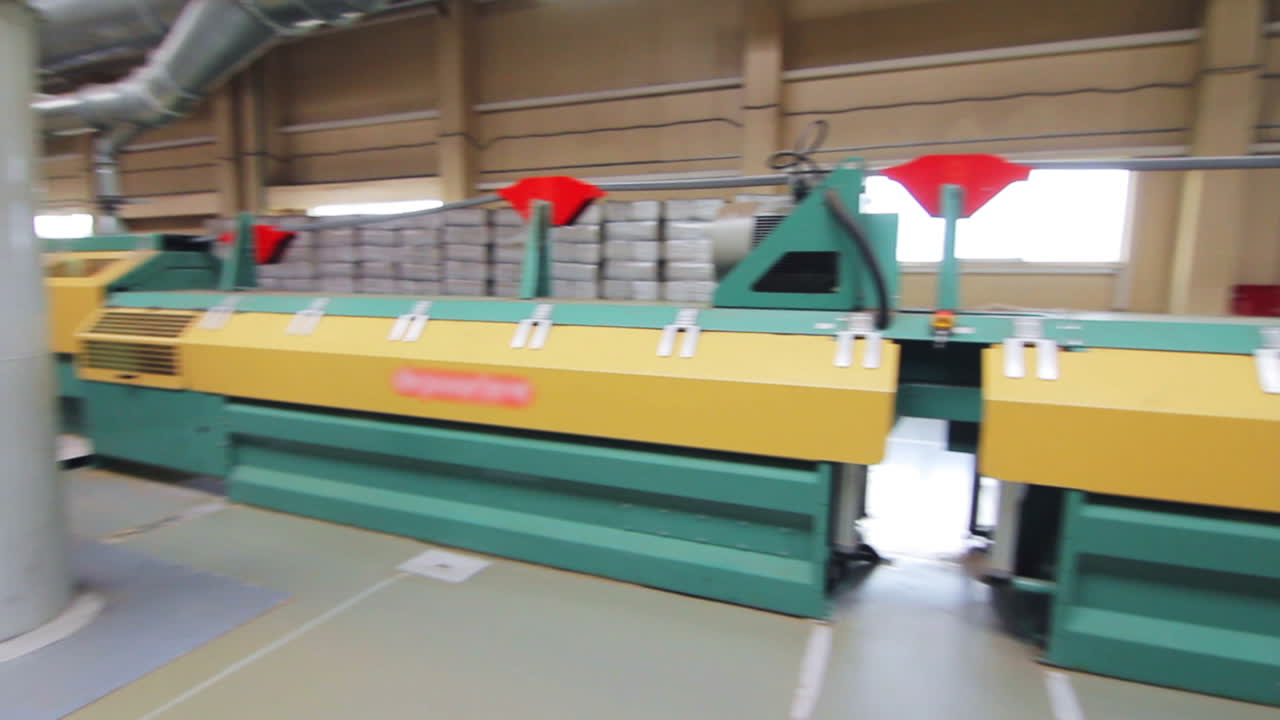 공장에서의 제조 라인. 공장에서 작동하는 자동화된 기계