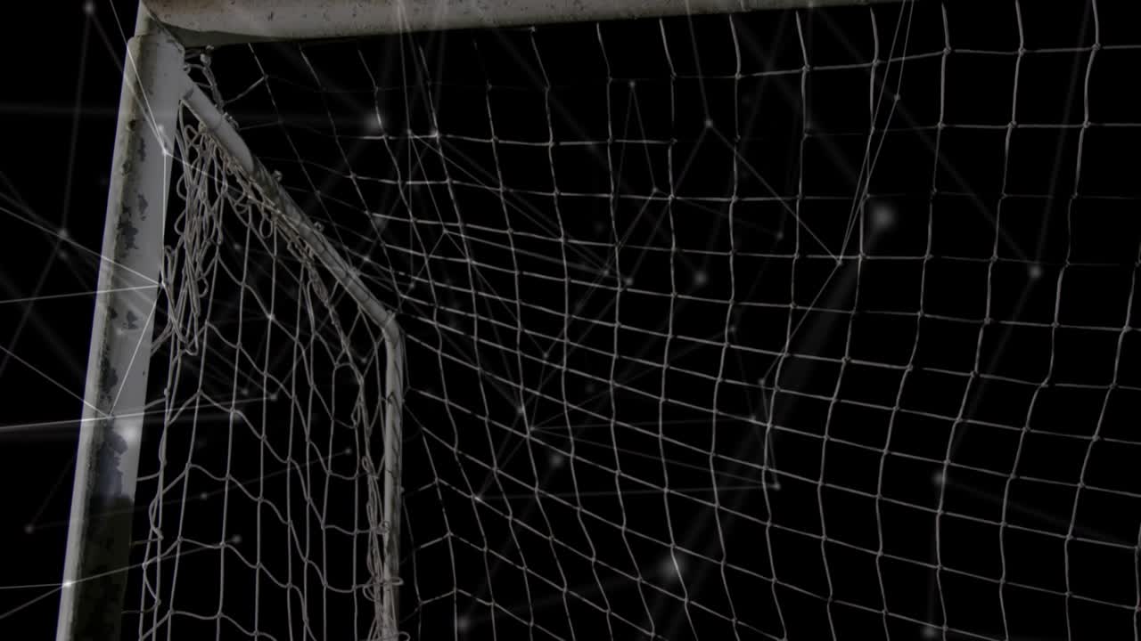 Kaleci, futbol topu gelirken barın altında zıplıyor, topu eldivenleriyle yakalıyor, overlay izleme ile kurtarışı takip ediyor