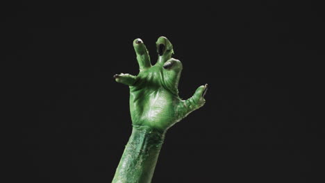 video de la mano del monstruo verde de halloween con espacio de copia en fondo negro