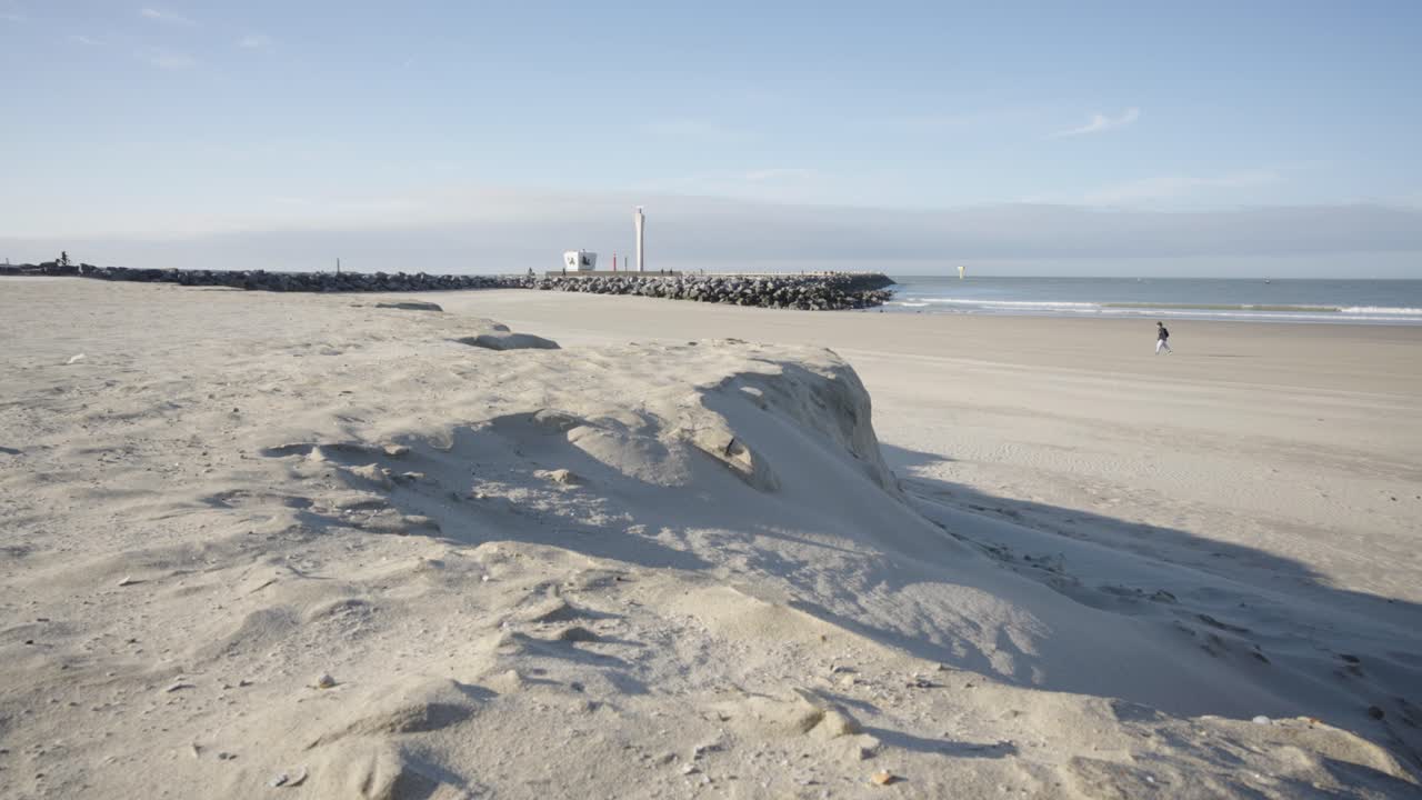 벨기에 오스텐드의 벨기에 북해 해안선에 있는 모래 언덕 언덕 - 광각