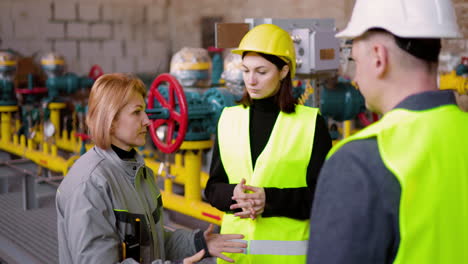 blonde technician explaining issues to the engineers