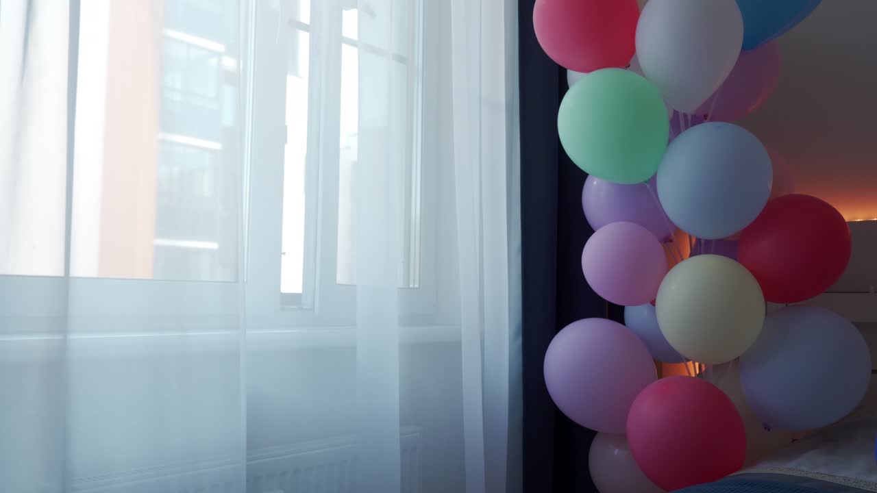 día de san valentín, cita romántica y concepto de vacaciones - cama decorada con globos de colores en el dormitorio.