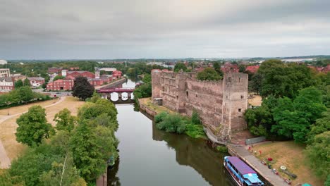 Ein-Kranschuss-Auf-Einer-Drohne,-Die-über-Dem-Fluss-Trent-Aufsteigt-Und-Auf-Newark-Castle-Blickt