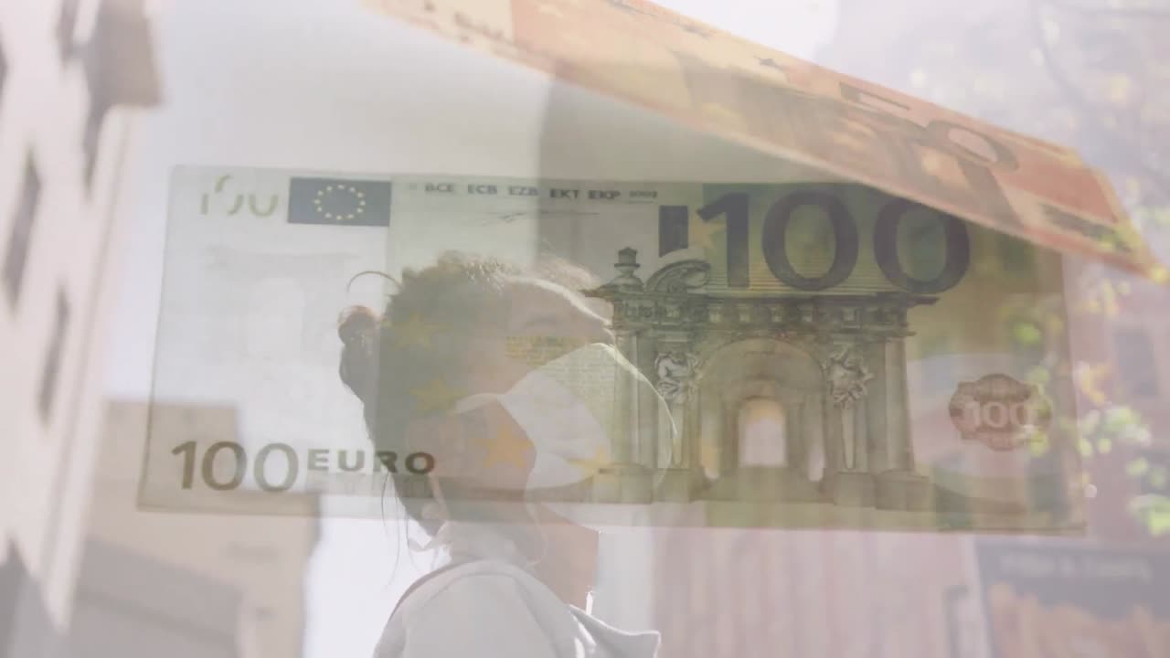 백그라운드에서 얼굴 마스크를 쓰고 있는 여성에 맞서 움직이는 유로 지폐의 디지털 복합 비디오