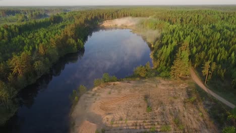 Nebeliges-Morgensonnenlicht-über-Herbstwaldsee-Und-Malerische-Landschaftslandschaft-Aus-Der-Luft