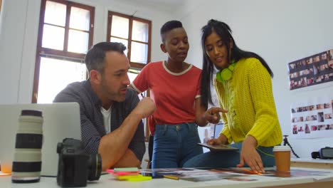 equipo de diseñadores gráficos discutiendo sobre fotos 4k