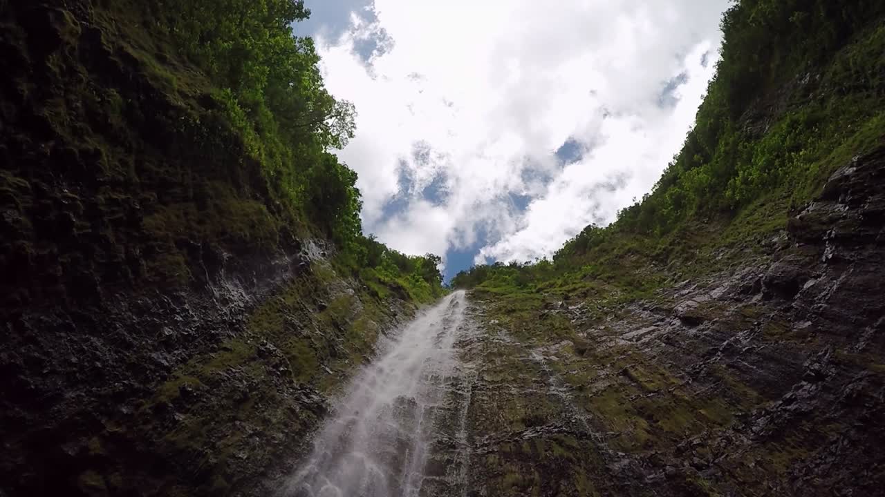 Bellissima cascata nella natura di Maui sulla strada per Hana