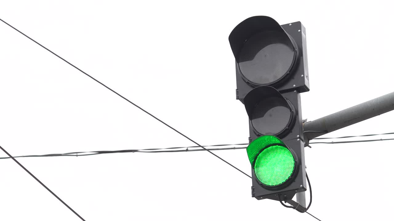 primer plano de un semáforo en la carretera durante el día