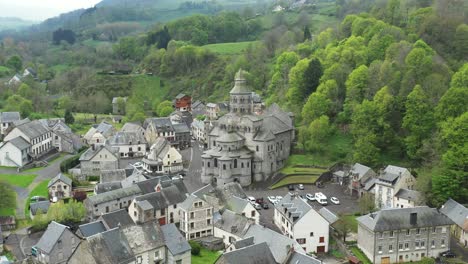 Wunderschön-Dramatische-Romanische-Kirche,-Umgeben-Von-Einem-Lebhaften-Grünen-Tal