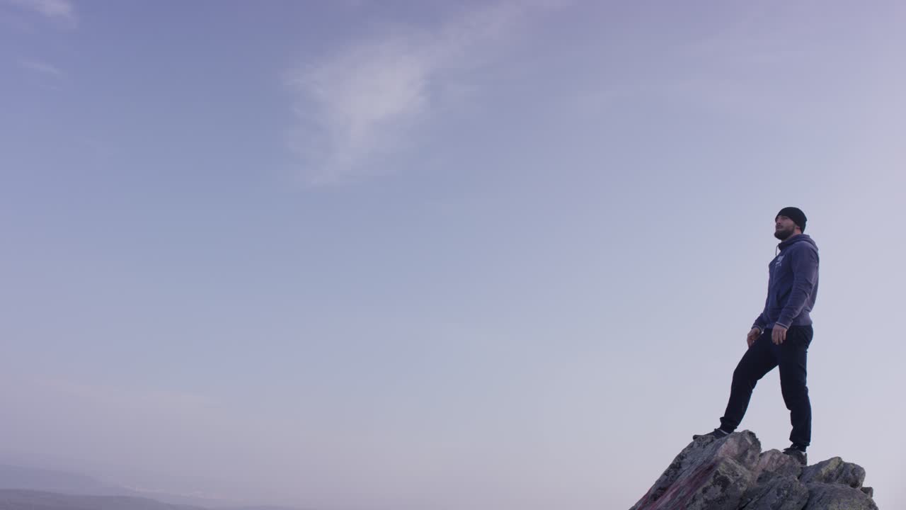 산 정상 에 있는 사람