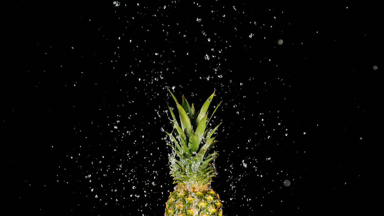 물의 흐름에 의해 들어올린 파인애플 - 먹을 준비가 된 달한 열대 과일, 거시 및 느린 모션
