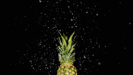 piña levantada por una corriente de agua - una dulce fruta tropical lista para comer, macro y cámara lenta