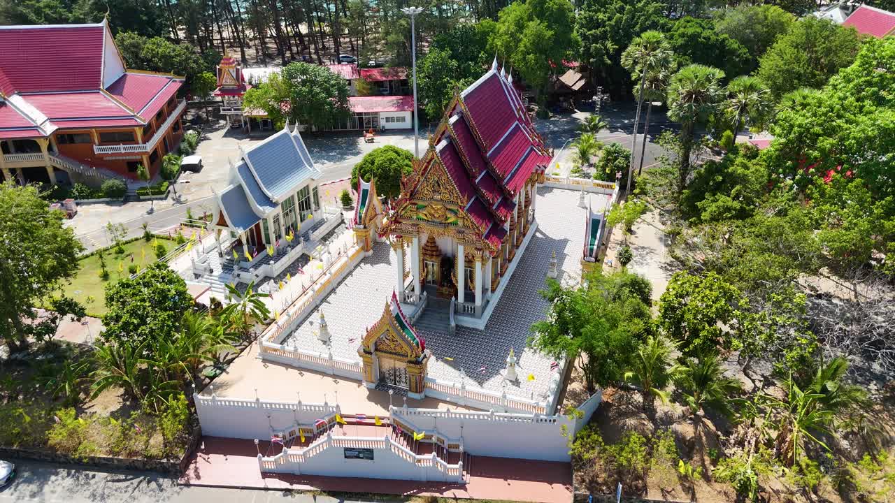 las imágenes de drones capturan el templo de wat nay harn en phuket, tailandia, mostrando su vibrante arquitectura y sus exuberantes alrededores bajo la brillante luz del día.
