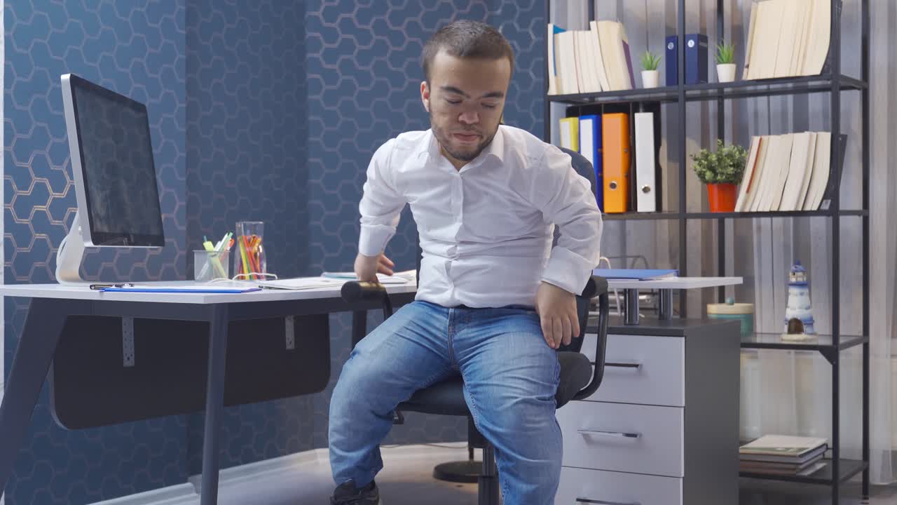 un enano discapacitado infeliz con su trabajo.