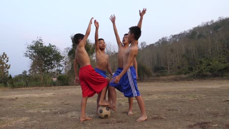 niños jugando al fútbol.