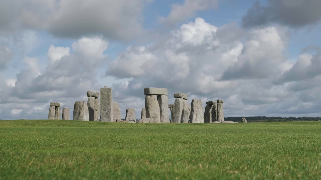 время проходит в стоунхендже. облачное небо