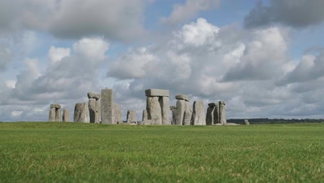 Time-lapse-at-stonehenge.-Cloudy-sky