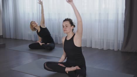 mujeres practicando posturas de yoga