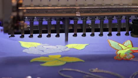 máquina de coser industrial automática para coser por patrón digital. industria textil moderna.