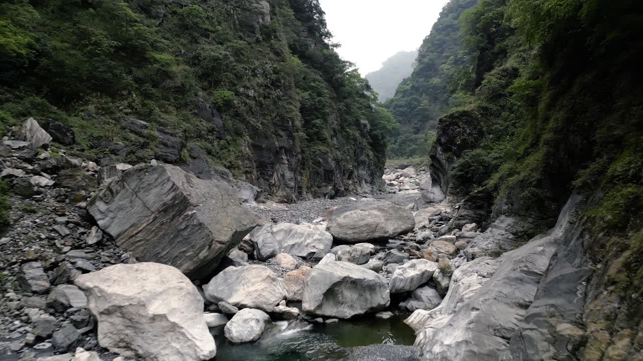 un valle sereno del lecho de un río con majestuosas rocas en el parque nacional taroko gorge de taiwán