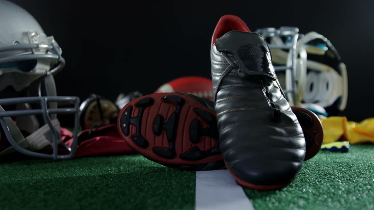 vários equipamentos desportivos em relva artificial 4k