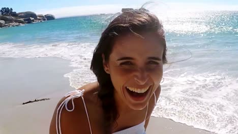 hermosa mujer sonriendo en la playa