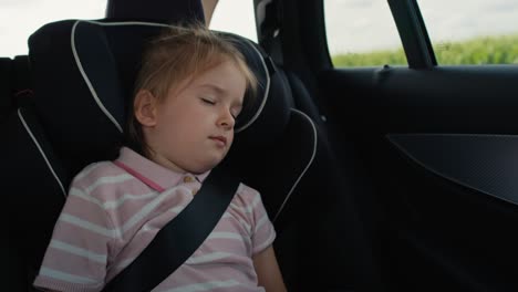 Niña-Caucásica-Durmiendo-Mientras-Viajaba-En-Coche.