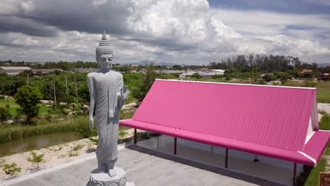 una rotación lenta alrededor de una estatua de pie de buda, tailandia