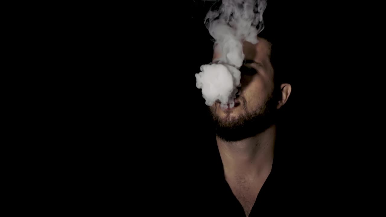 retrato de un hombre fumador, vape