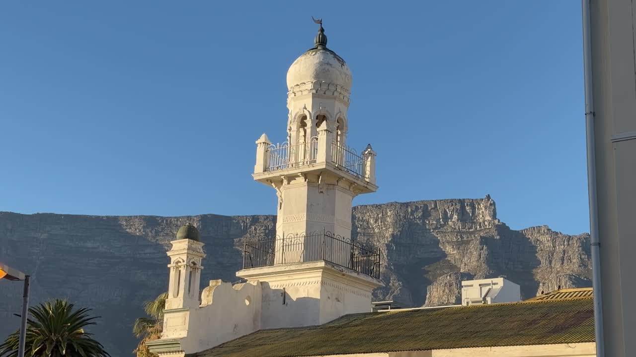 Una vecchia moschea costruita nel 1800 a Città del Capo con la Table Mountain sullo sfondo.