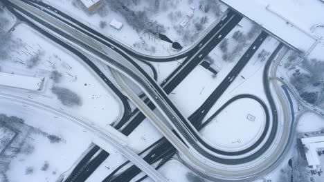 Vista-Aérea-De-Una-Intersección-De-Autopistas-Cubierta-De-Nieve-En-Invierno.