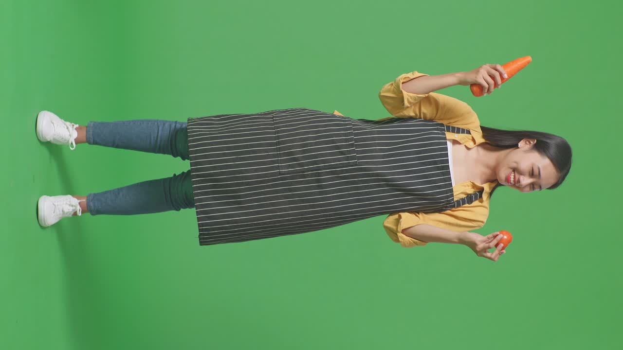 당근 과 토마토 를 들고 있는 여자