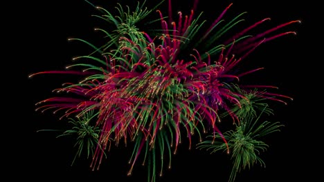 múltiples explosiones de fuegos artificiales con rastros.