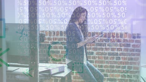 animación del procesamiento de datos sobre una mujer de negocios que trabaja en la oficina