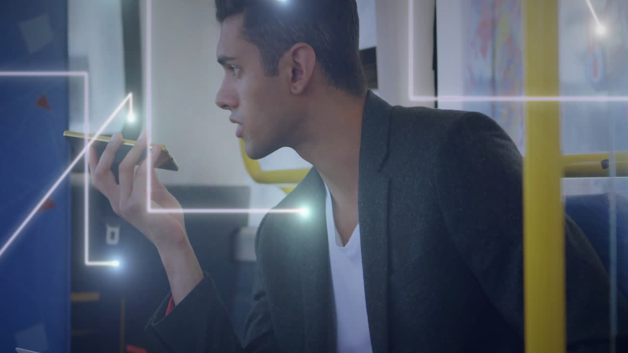 hablando en teléfono inteligente, hombre en transporte público con superposición de animación de red digital