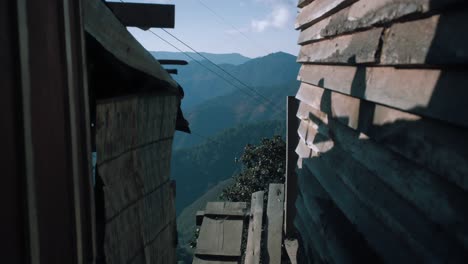 在兩間木屋之間的木板上行走的山景