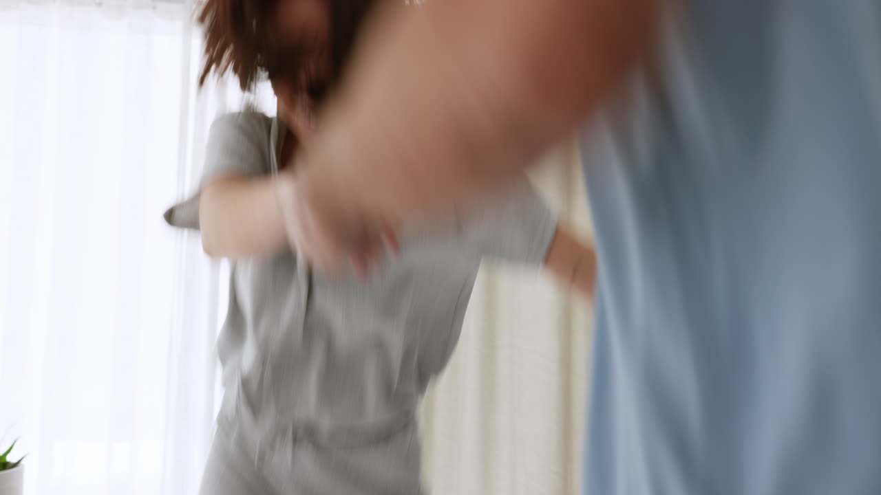 미친, 행복하고 재미있는 커플이 호텔에 뛰어들고 있습니다.