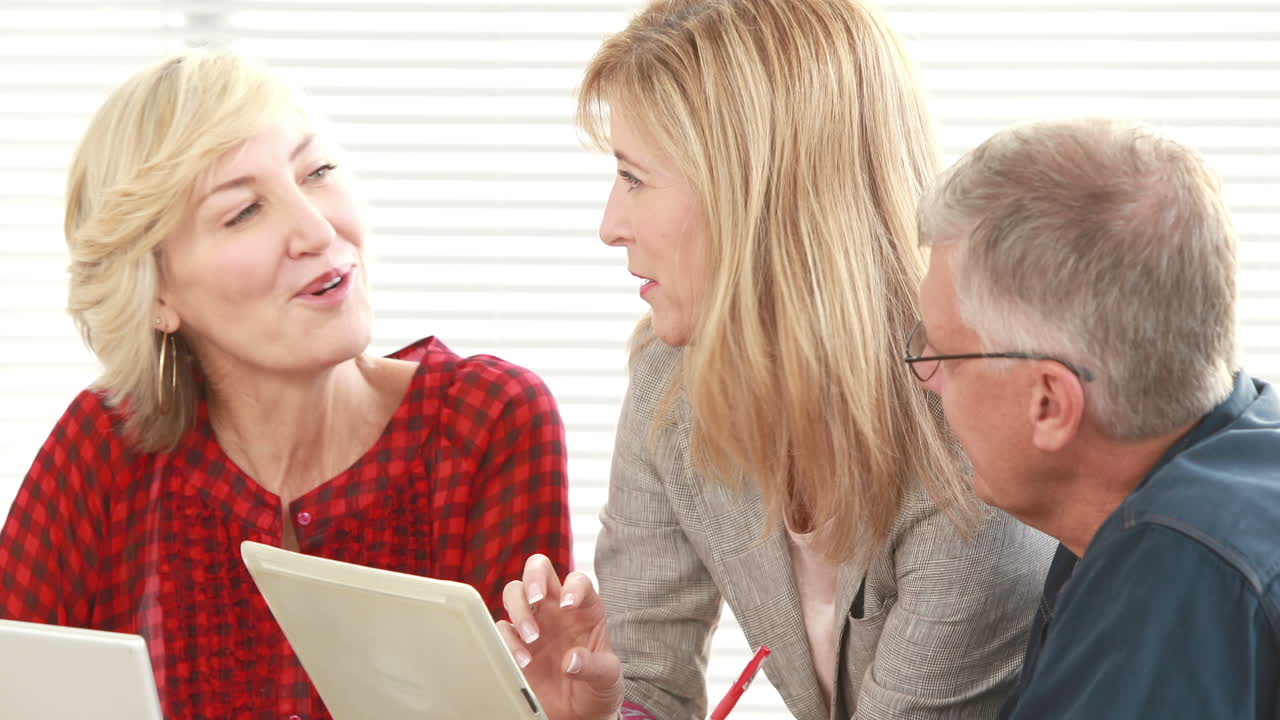 디지털 태블릿을 사용하는 미소 짓는 캐주얼 동료