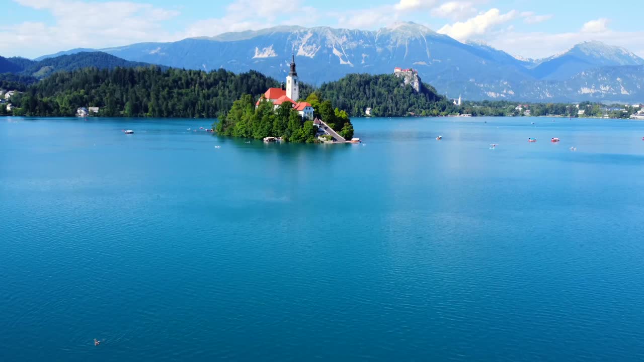 Vista panoramica del lago di Bled con chiesa sull'isola e montagne