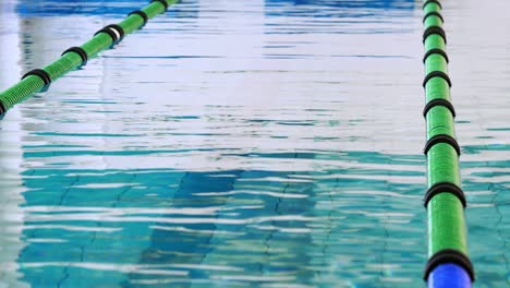 Piscina-En-Movimiento-Con-Marcadores-De-Carril