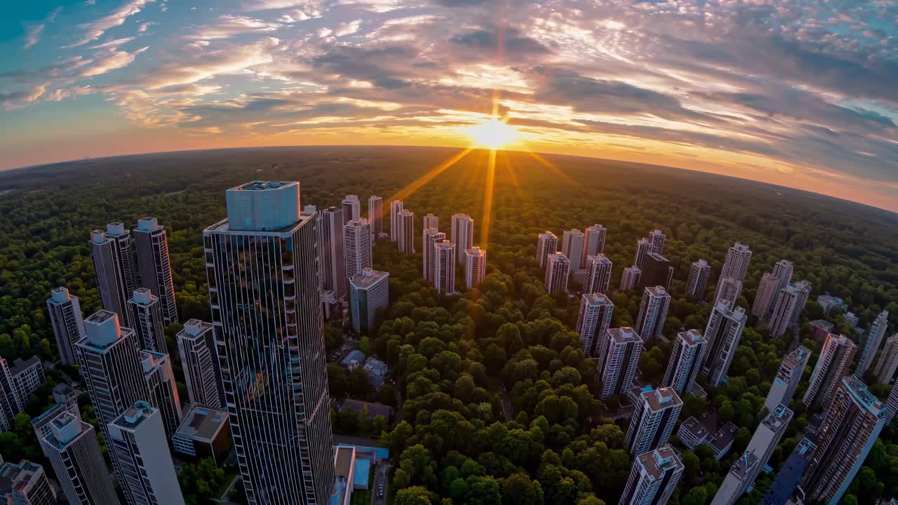 Paisagem Urbana com Arranha-céus e Pôr do Sol sobre a Floresta