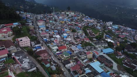 Establishing-drone-shot-of-Kodaikanal-town-in-the-hills-of-Western-Ghats,-Dindigul,-Tamil-Nadu,-India