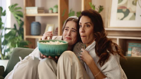 madre e hija viendo una película