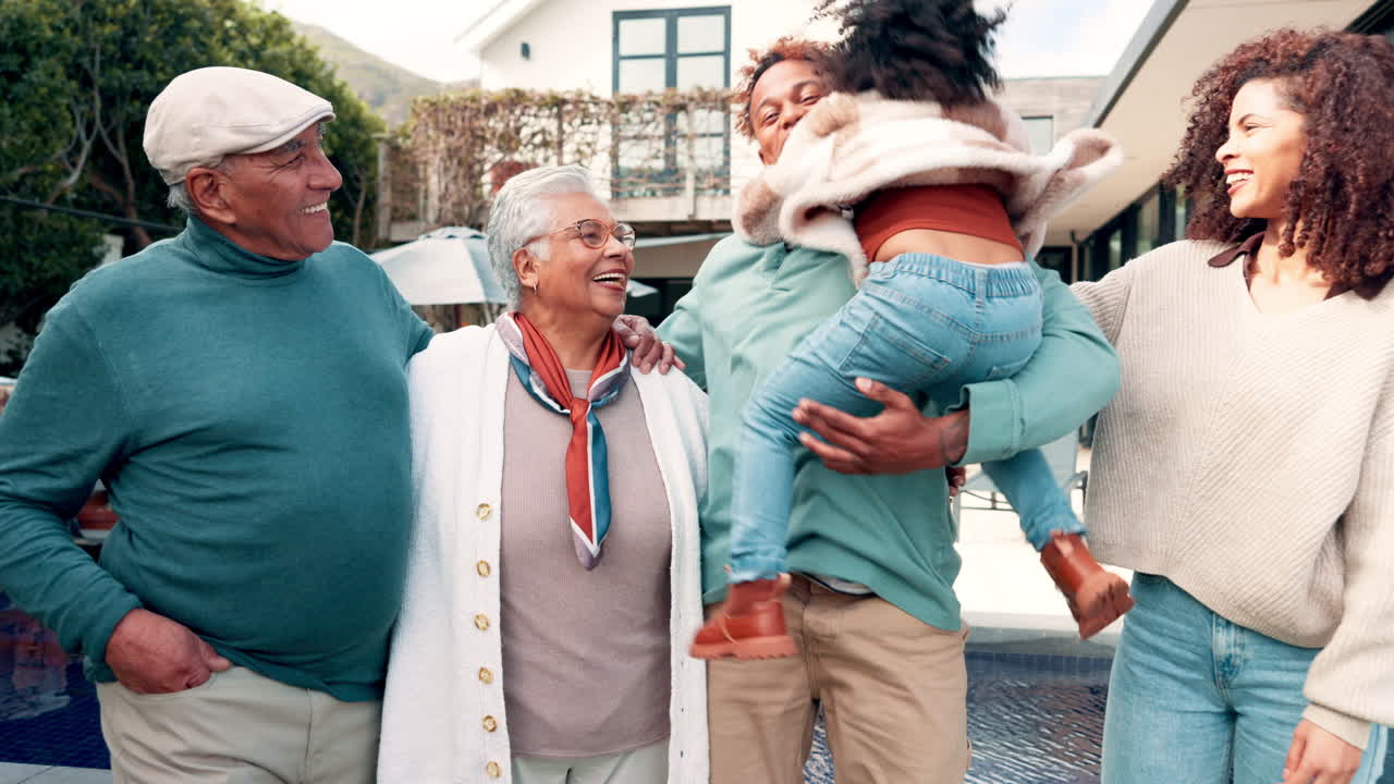 Famiglia multigenerazionale felice che ride e si abbraccia all'aperto