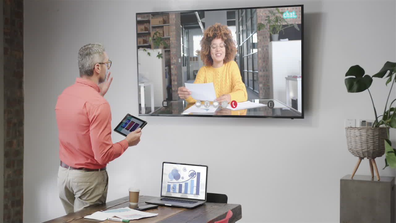 카우카시안 사업가 가 tv 스크린 에서 아프리카계 미국인 여성 동료 와 비디오 통화 를 하고 있다