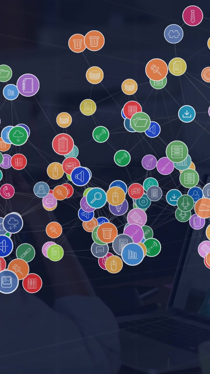 Animazione di rete di connessioni con icone su donna d'affari in ufficio