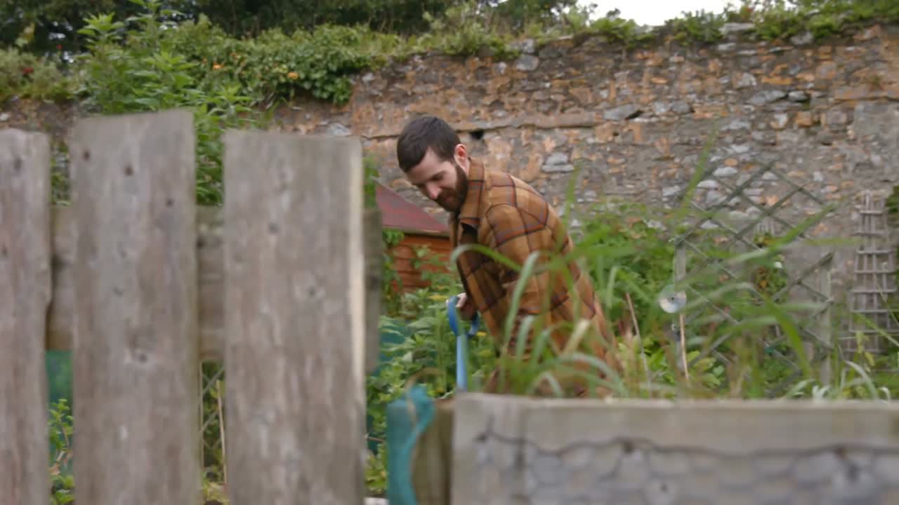 una pareja feliz haciendo jardinería.