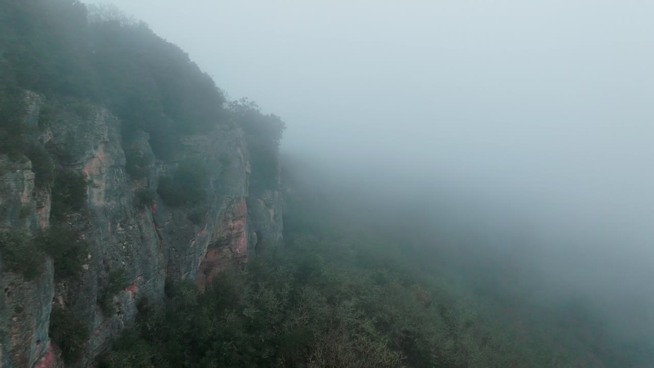 가을 안개 속 절벽을 따라 드론 촬영, 일몰 분위기 속에서 드론 촬영, 세우 계곡, 도르도뉴 - 프랑스
