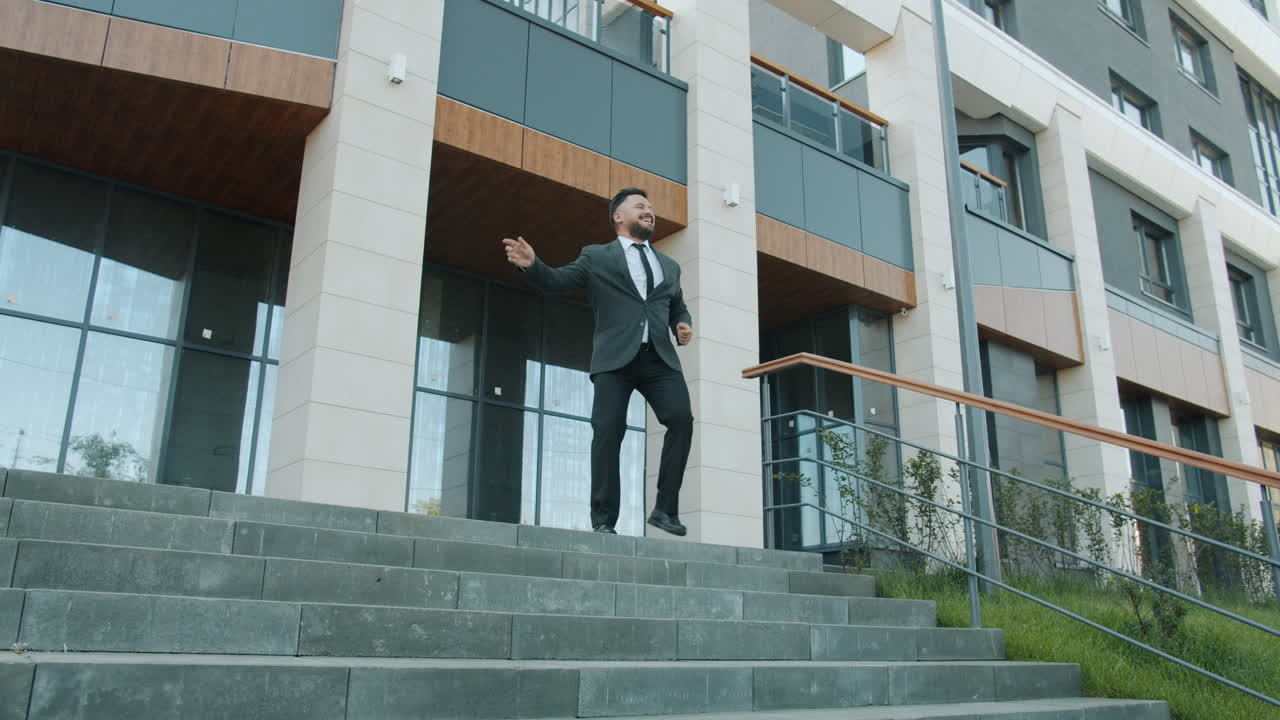un hombre de negocios celebrando el éxito.